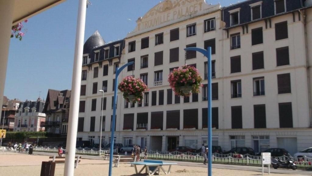 Paradis Les Pieds Sur Le Sable Trouville Palace Экстерьер фото