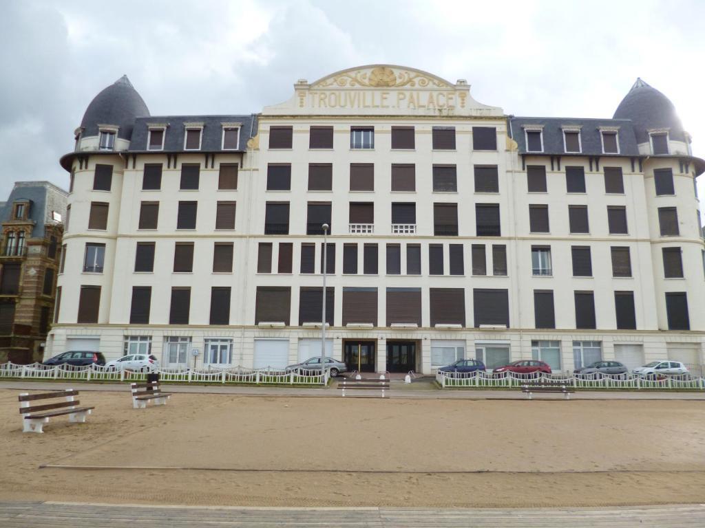 Paradis Les Pieds Sur Le Sable Trouville Palace Экстерьер фото