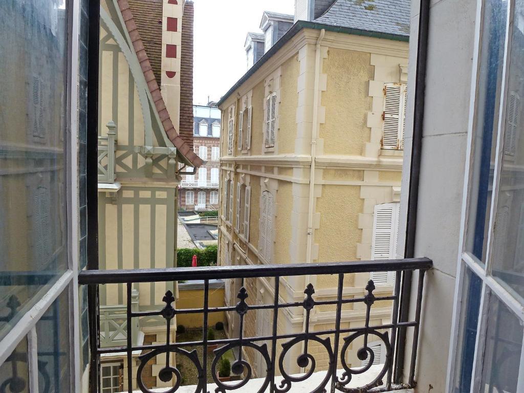 Paradis Les Pieds Sur Le Sable Trouville Palace Номер фото